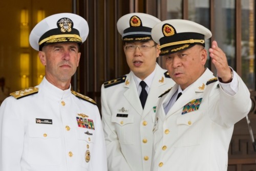 Đô đốc Ngô Thắng Lợi (phải) trong cuộc gặp với