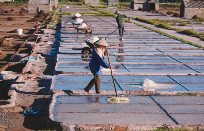 Cuộc sống diêm dân trên cánh đồng muối Nam Định