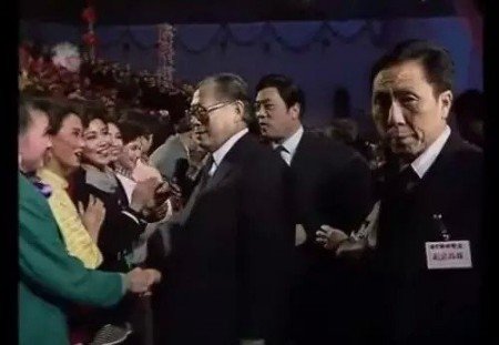 “Đêm Xuân” năm 1990, Tống Tổ Anh (mặc áo xanh) được Giang Trạch Dân “để mắt đến”. Ảnh epochtimes.com