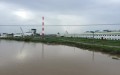 Sông Hậu ngày càng bị ô nhiễm do nhiều nhà máy mọc lên ven sông Ảnh: NGỌC TRINH - ảnh nld.com.vn