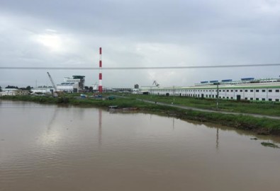 Sông Hậu ngày càng bị ô nhiễm do nhiều nhà máy mọc lên ven sông Ảnh: NGỌC TRINH - ảnh nld.com.vn
