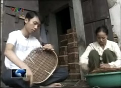 Ngoài giờ học Duẩn còn phụ mẹ làm mây tre đan để kiếm thêm thu nhập. Ảnh lấy từ youtube