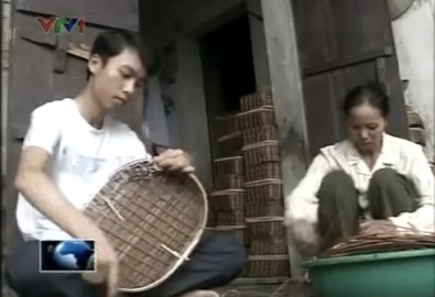 Ngoài giờ học Duẩn còn phụ mẹ làm mây tre đan để kiếm thêm thu nhập. Ảnh lấy từ youtube