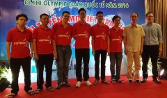 Đội tuyển Việt Nam tham dự Olympic toán học 2016 cùng thầy Lê Bá Khánh Trình (thứ 2 từ phải qua) và Lê Anh Vinh. Ảnh vnexpress.net