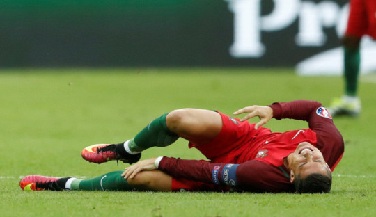 Ronaldo dính chấn thương ở phút thứ 9 sau pha va chạm với Payet