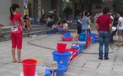 Cảnh người dân Hà Nội huy động xô chậu xếp hàng chờ nước "phân phối" vào mùa hè bao giờ mới kết thúc? Ảnh: Lao Động Thủ Đô