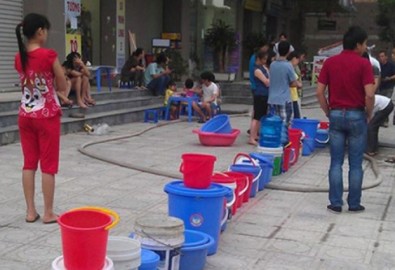 Cảnh người dân Hà Nội huy động xô chậu xếp hàng chờ nước "phân phối" vào mùa hè bao giờ mới kết thúc? Ảnh: Lao Động Thủ Đô