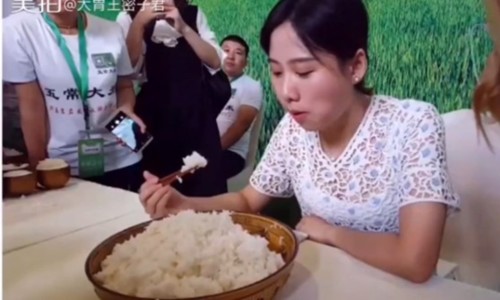 Mật Tử Quân ăn hết 4 kg cơm trong một bữa. Ảnh: Shanghaiist.