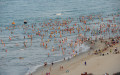 Bãi biển Mỹ Khê hàng ngày thu hút hàng nghìn người dân và du khách ra tắm biển. Ảnh: Nguyễn Đông - vnexpress.net