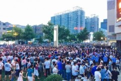 Hàng nghìn người dân ở thành phố Liên Vân Cảng xuống đường biểu tình hôm 8/8.