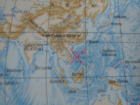Một tấm bản đồ sử dụng cụm từ "South China Sea" vi phạm chủ quyền biển đảo bị phát hiện. Ảnh: TT - plo.vn