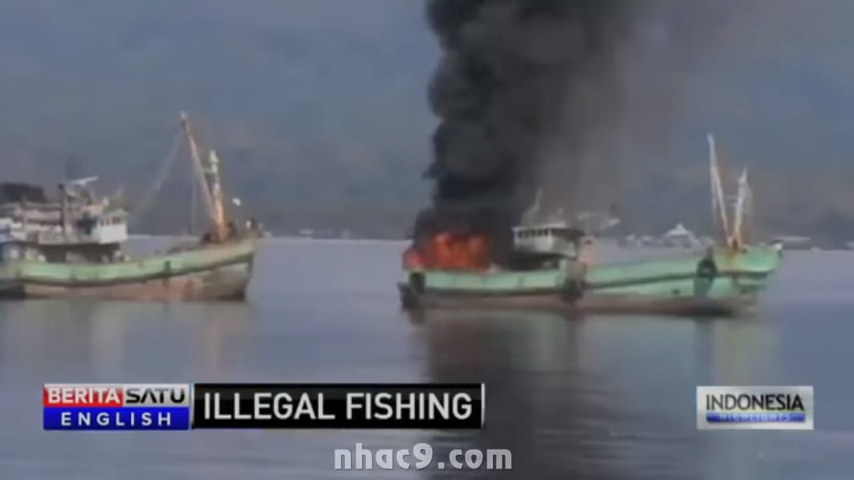 Tàu cá Trung Quốc xâm phạm lãnh hải Indnesia bị bắn chìm vào tháng 5/2015. Ảnh từ youtube