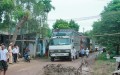 Người dân chặn xe tải vào băm nát đường làng. Ảnh laodong.com.vn