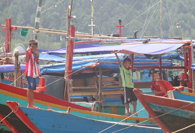Học sinh Kỳ Hà không thể đến trường, những chiế thuyền không thể ra khơi. Ảnh Đức Hùng - vnexpress.net
