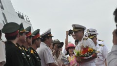 Đại tá Lê Bá Hùng chỉ huy hải quân Mỹ ghé thăm cảng Đà Nẵng tháng 4/2015. Ảnh nld.com.vn