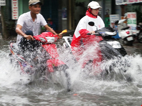 Đường Trần Nhân Tôn, quận 10 nước ngập lênh láng sau cơn mưa. Ảnh plo.vn