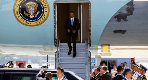 Tổng thống Obama bước xuống từ chuyên cơ tại sân bay Hàng Châu, Trung Quốc. Ảnh: Reuters