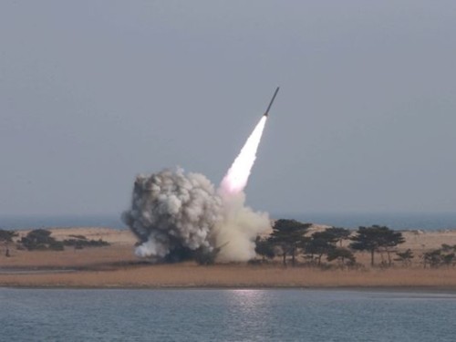 Triều Tiên phóng một tên lửa đạn đạo ra vùng biển phía đông nước này. Ảnh minh họa: KCNA.