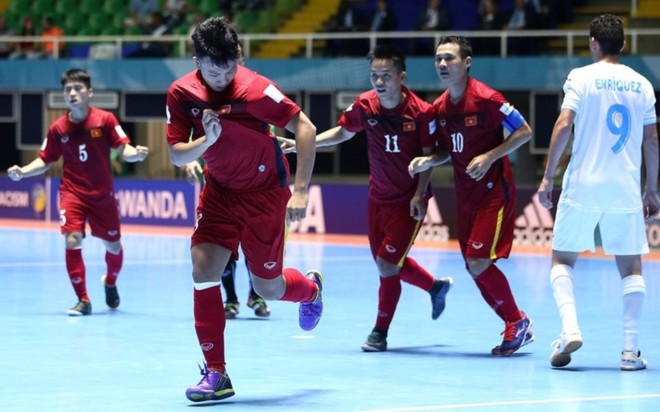 Màn chào sân của futsal Việt Nam ở World Cup 2016 - ảnh thể thao