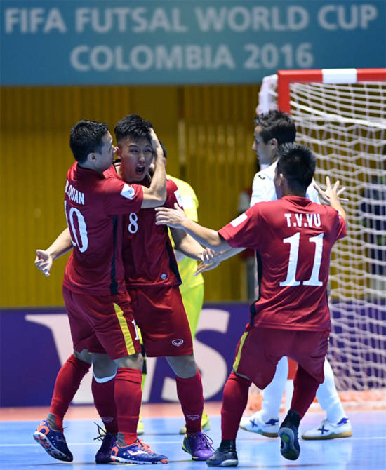 Màn chào sân của futsal Việt Nam ở World Cup 2016 - ảnh thể thao