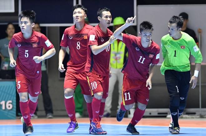 Màn chào sân của futsal Việt Nam ở World Cup 2016 - ảnh thể thao