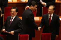 Cựu lãnh đạo Đảng Cộng sản Trung Quốc Hồ Cẩm Đào, đương nhiệm Đảng Tập Cận Bình, và cựu Thủ tướng Trung Quốc Ôn Gia Bảo tại Đại lễ đường Nhân dân ở Bắc Kinh vào ngày 3/3/2013. (Feng Li / Getty Images)
