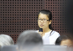 Học viên Phan Thị Thu Trang kiến nghị lãnh đạo thành phố cần quan tâm nhiều hơn đến đời sống của nhân tài diện thu hút và đào tạo. Ảnh: Nguyễn Đông - vnexpress.net