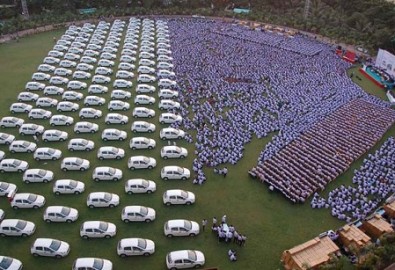 Năm 2014, ông chủ Ấn Độ từng tặng 500 xe hơi, 200 căn hộ và 500 bộ trang sức cho nhân viên. Phần thưởng và nhân viên xếp kín mặt sân vận động. Ảnh: Medium