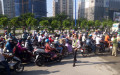 Ông Philip Rogers cùng bảo vệ dân phố điều tiết giao thông ở cửa ngõ Sài Gòn. Ảnh: Sơn Hòa - vnexpres.net