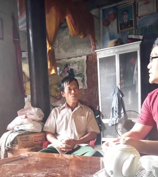Ông Lê Văn Luận - Phó thôn Trung Thôn(bên trái) trần tình vụ việc thu lại tiền hỗ trợ của dân