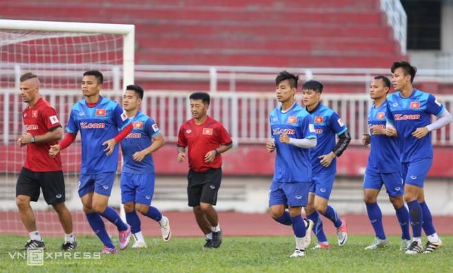 Công Vinh, Công Phượng tập dứt điểm cho bán kết AFF Cup - ảnh thể thao