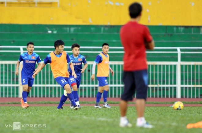 Công Vinh, Công Phượng tập dứt điểm cho bán kết AFF Cup - ảnh thể thao