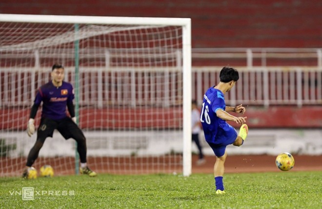 Công Vinh, Công Phượng tập dứt điểm cho bán kết AFF Cup - ảnh thể thao