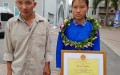 Bố con em Đặng Thị Huyền tại lễ tuyên dương học sinh – sinh viên xuất sắc. Ảnh Quang Lộc – tienphong.vn