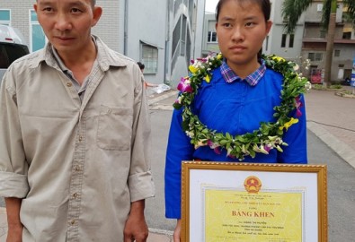Bố con em Đặng Thị Huyền tại lễ tuyên dương học sinh – sinh viên xuất sắc. Ảnh Quang Lộc – tienphong.vn