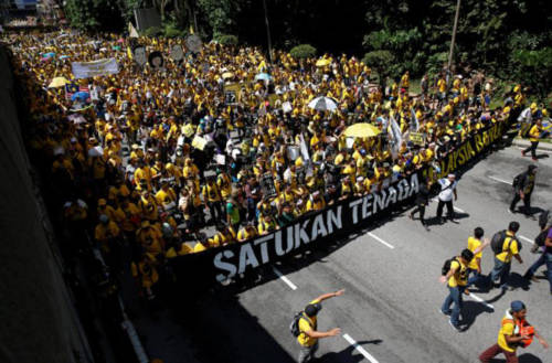 Người biểu tình tuần hành đòi thủ tướng Malaysia từ chức ở trung tâm Kuala Lumpur hôm nay. Ảnh: Reuters