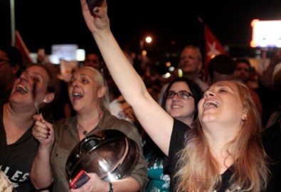 Người dân tại Little Havana, Miami ăn mừng sau khi nghe tin về cái chết của Fidel Castro. Ảnh Reuters
