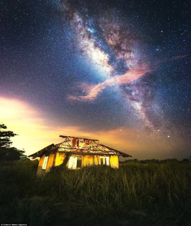 Cảnh tượng hàng nghìn ngôi sao chiếu sáng lấp lánh trên bầu trời đêm tại vùng ven biển Batu Pahat, Malaysia.