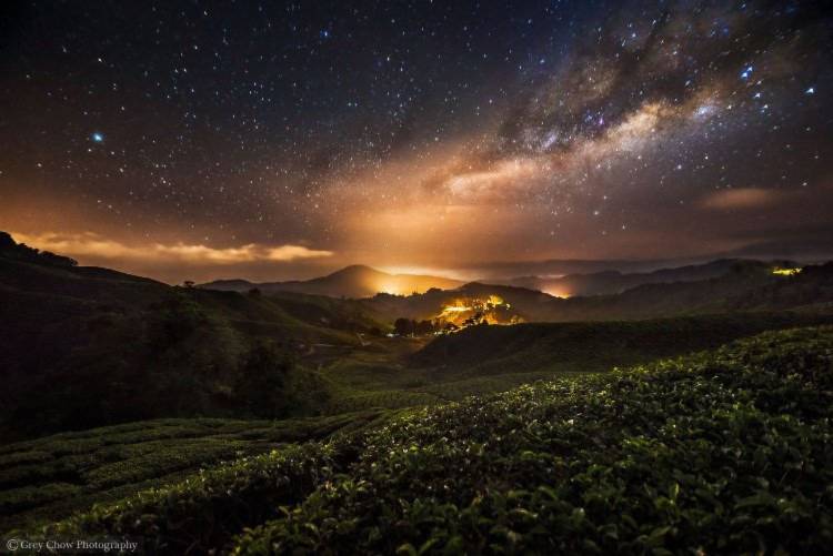 Bầu trời đêm với hàng nghìn ngôi sao lung linh trên vùng núi có phong cảnh tuyệt đẹp ở Malaysia.