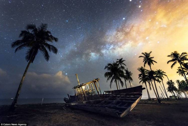 Chiếc thuyền hỏng nằm trên bãi biển yên tĩnh dưới bầu trời đầy sao ở Malaysia.