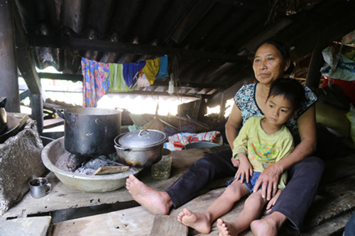 nhieu-nguoi-quang-binh-an-com-trang-mi-tom-song-tren-mai-nha-2