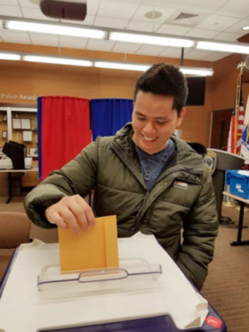 Nguyễn Quân đi bỏ phiếu ở thành phố Cambridge, Massachusetts,