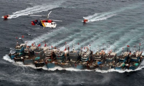 Hàn Quốc vây bắt tàu cá Trung Quốc hoạt động trái phép. Ảnh: AFP.