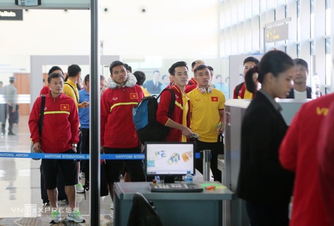 Tuyển Việt Nam phải xé lẻ để về nước chuẩn bị cho bán kết AFF Cup - ảnh thể thao