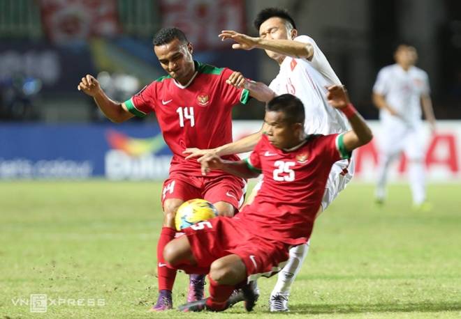 Những pha va chạm nảy lửa trong trận Indonesia - Việt Nam - ảnh thể thao