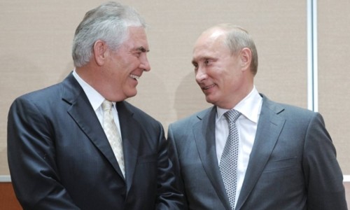 Tổng thống Nga Vladimir Putin (phải) và ông Rex Tillerson trong cuộc gặp hồi tháng 8/2011. Ảnh: Reuters.