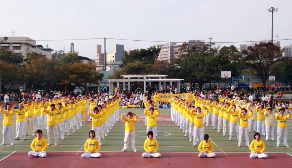 Các học viên Pháp Luân Công biểu diễn các bài tập tại Trường Tiểu học Long Sơn ở Tân Trúc. Ảnh minghui.org