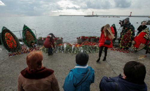 [Caption]People lay flowers in memory of passengers and crew members of Russian military Tu-154, which crashed into the Black Sea on its way to Syria on Sunday, at an embankment in the Black Sea resort city of Sochi, Russia, December 26, 2016. REUTERS/Maxim Shemetov