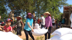 Người dân nhận gạo cứu trợ do ảnh hưởng sự cố môi trường biển tại Quảng Bình. Ảnh: Minh Tuấn - nld.com.vn