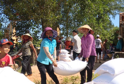 Người dân nhận gạo cứu trợ do ảnh hưởng sự cố môi trường biển tại Quảng Bình. Ảnh: Minh Tuấn - nld.com.vn